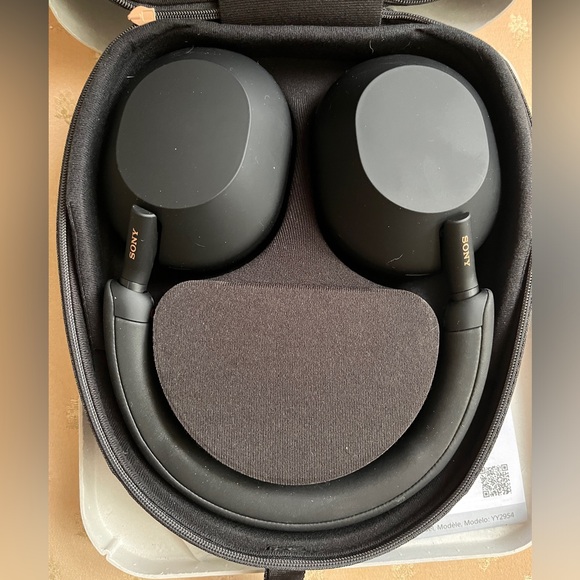 New Sony WH-1000XM5 Wireless Noise Canceling Headphones in Black - Picture 6 of 9